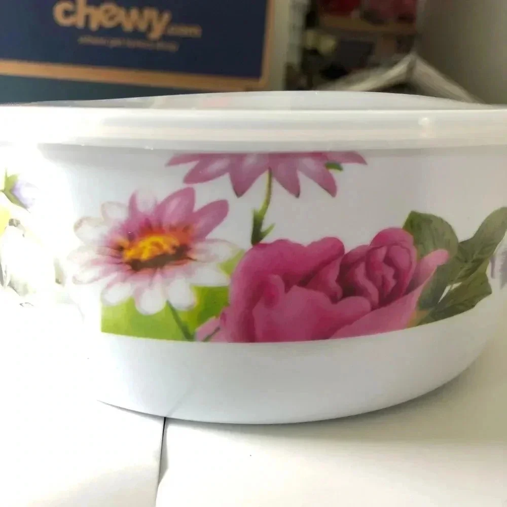 Bowls with cover 5 Pieces lot.